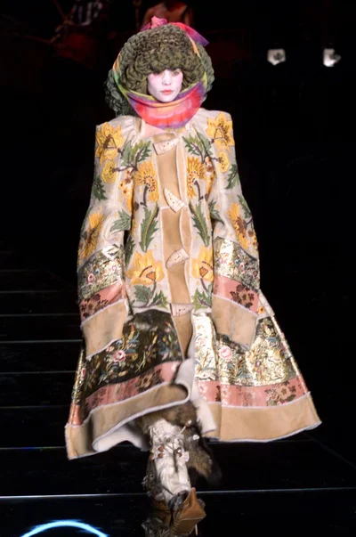 Look 10